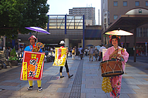 広いエリアでは、間隔を空け広告効果を高めています。